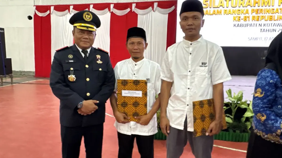 REMISI: Kepala Lapas Kelas IIB Sampit Muhammad Yani bersama dua WBP yang menerima remisi Kemerdekaan, Senin (17/8/2026). FOTO: YUNI/RADAR SAMPIT