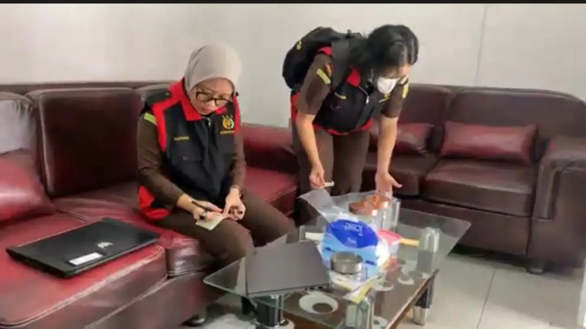 Salah satu proses penyidikan di KPU Kotim oleh tim Kejati Kalteng, beberapa waktu lalu. (dok.radarsampit)