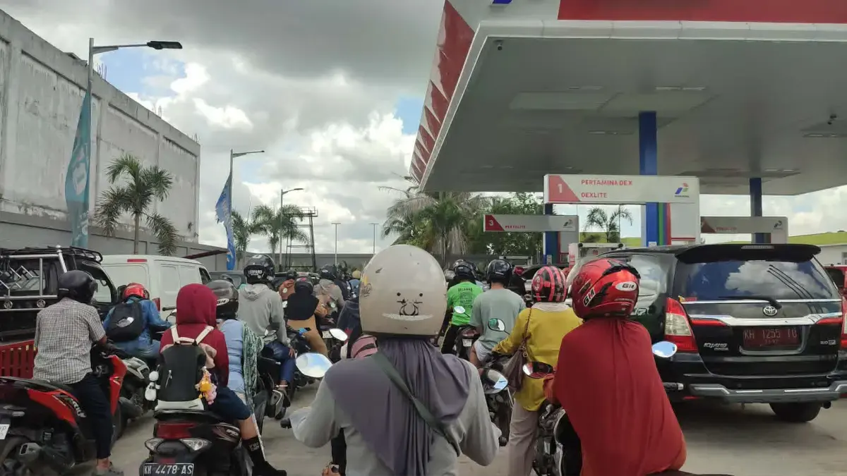 Situasi antrean kendaraan pengisi BBM di SPBU (dok.radarsampit)