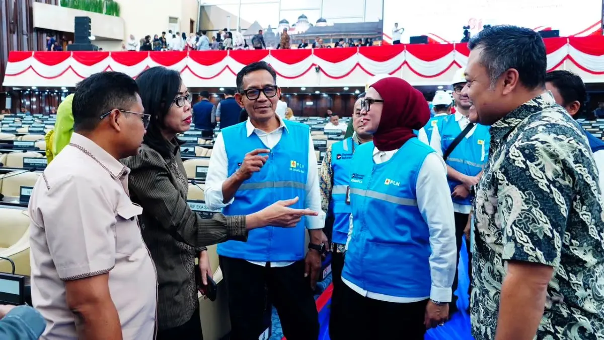 Direktur Distribusi PLN, Arsyadany G. Akmalaputri (kedua dari kanan) didampingi oleh General Manager PLN Unit Induk Distribusi Jakarta Raya, Moch. Andy Adchaminoerdin (ketiga dari kiri) saat melakukan inspeksi sistem kelistrikan di kawasan Gedung DPR/MPR RI, Jakarta, pada Kamis (13/8).