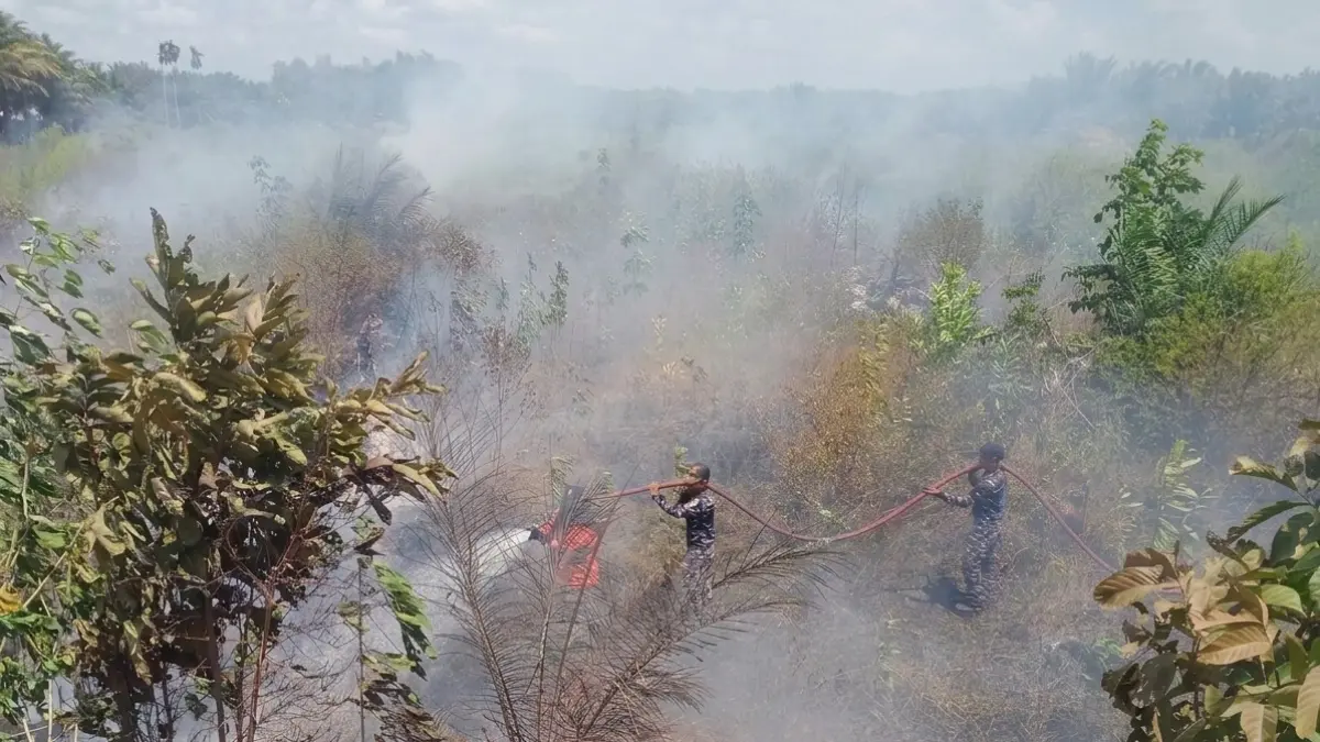Tim gabungan saat penanganan Karhutla di Tanjung Terantang, Kecamatan Arut Selatan, Kabupaten Kobar, Senin 17 Agustus 2026. (BPBD KOBAR/RADAR SAMPIT)&nbsp;