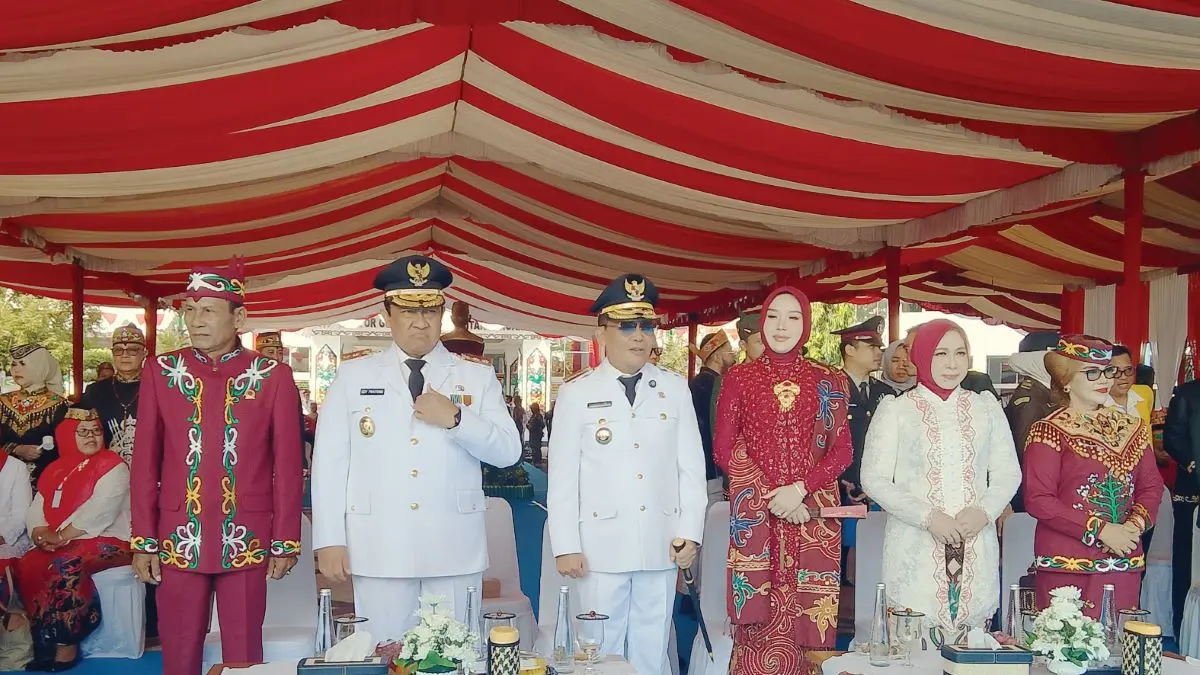 UPACARA: Ketua DPRD Kalteng Arton S Dohong (kiri) saat mengikuti upacara peringatan HUT ke-81 RI lingkup Pemprov Kalteng, Senin (17/8/2026). FOTO: IST/RADAR SAMPIT