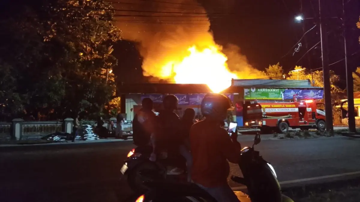 Kebakaran permukiman terjadi di Gang Lubut, RT 21, Kelurahan Baru, Kecamatan Arsel, Kabupaten Kobar, Selasa 18 Agustus 2026, pukul 20.15 WIB. (Warga/Radar Sampit)