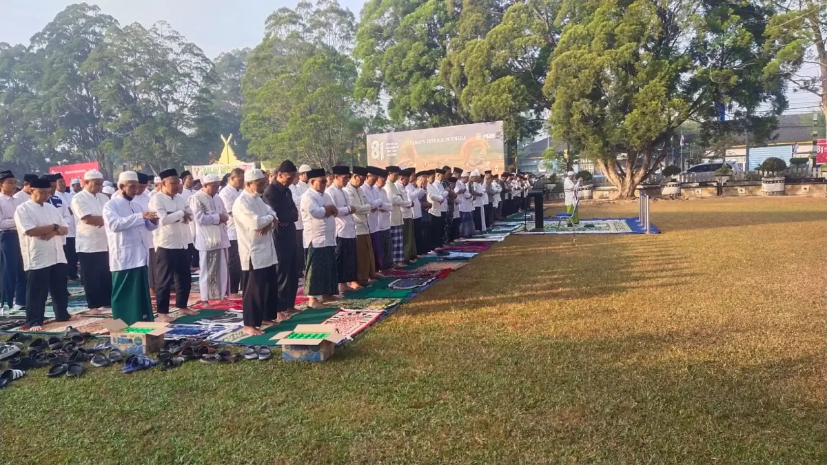 Pemerintah Kabupaten Kotawaringin Barat (Kobar) bersama Forum Koordinasi Pimpinan Daerah (Forkopimda) dan masyarakat menggelar Salat Istisqa, Selasa (18/8/2026). (Syamsudin/Radar Sampit)