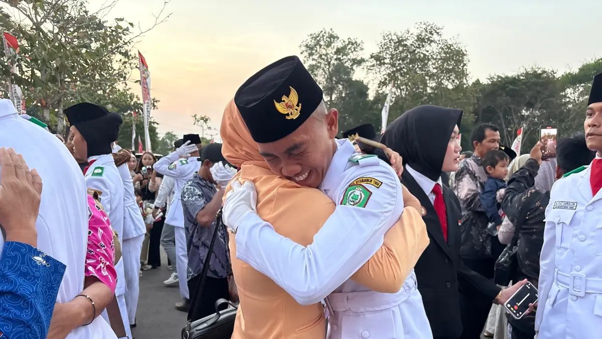 Tangis salah seorang anggota Paskibraka Kotim 2026 usai menuntaskan tugasnya dalam upacara Peringatan detik-detik HUT ke-81 Kemerdekaan RI, Senin (17/8) sore.(yuni/radarsampit)