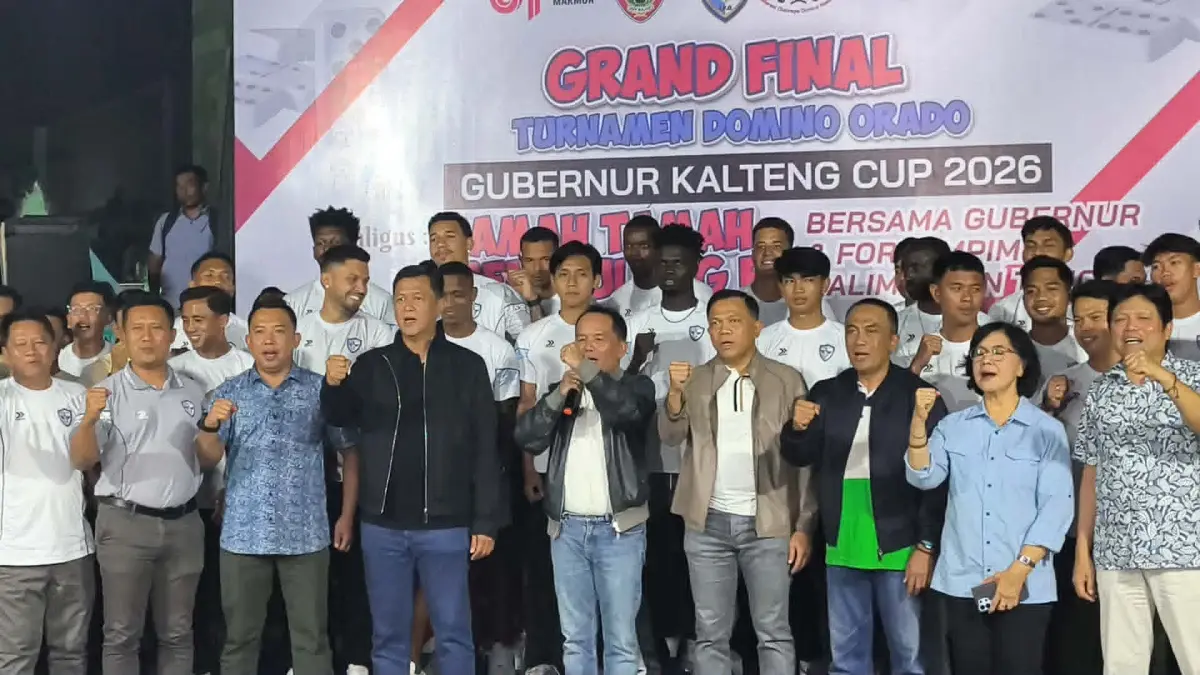 Gubernur Kalteng Agustiar Sabran bersama Kapolda Kalteng Irjen Pol Iwan Setiawan dan Pangdam XXII/Tambun Bungai Mayjen TNI Zainul Arifin bersama para pemain dan official Isen Mulang FC, saat acara silaturahmi di kawasan Bundaran Besar Palangka Raya, Selasa (19/8/2026) malam.(dodi/radarsampit)