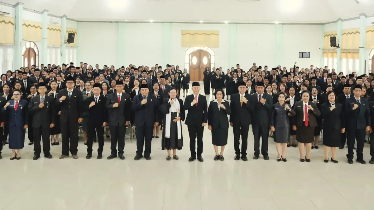 BERSAMA : Bupati Gumas Jaya Samaya Monong didampingi Wakil Bupati Efrensia LP Umbing berfoto bersama PNS yang menerima tanda kehormatan satyalencana karya satya di GPU Damang Batu, Kuala Kurun, Senin (17/8/2026) siang. FOTO : DISKOMINFO SANTIK GUMAS/RADAR SAMPIT