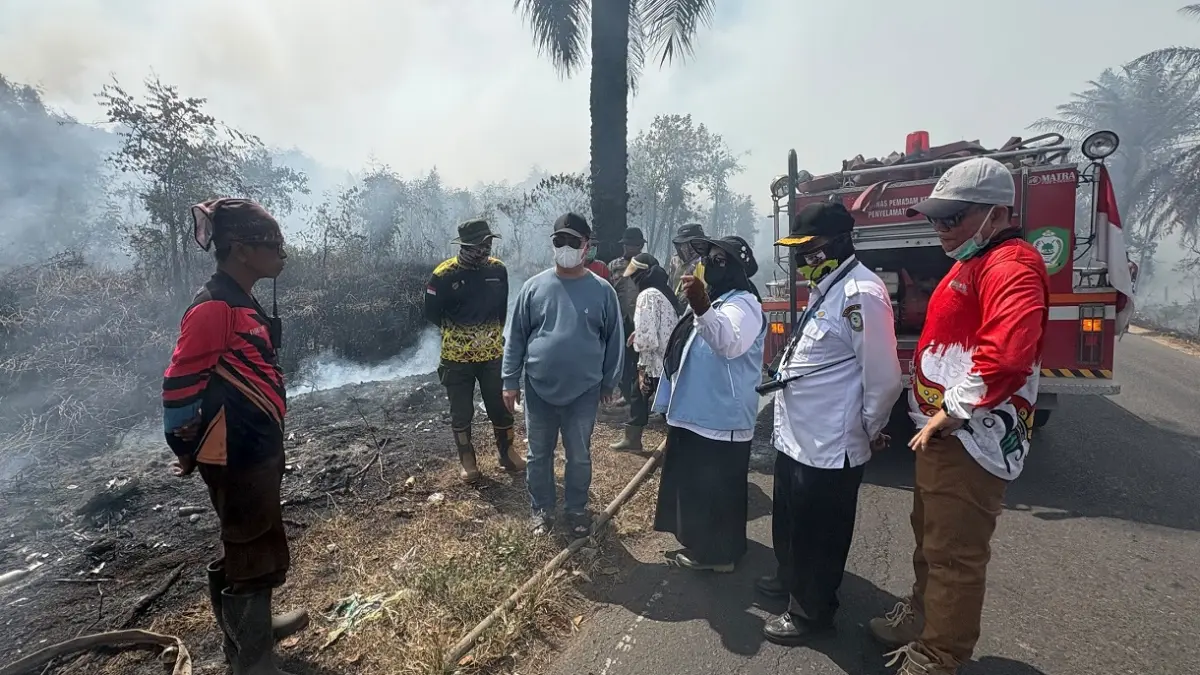 Bupati Kotim Halikinnor bersama Wakil Bupati Kotim Irawati serta sejumlah personel gabungan termasuk dari beberapa SOPD, saat ke lokasi kebakaran lahan di Jalan Cilik Riwut wilayah Kecamatan Baamang, arah Sampit-Palangka Raya, Rabu (19/8).(istimewa/tim gabungan)