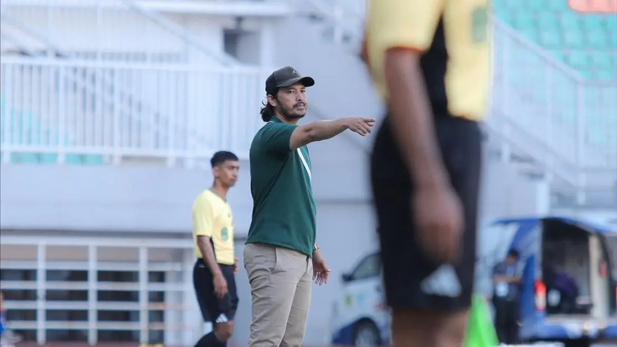 Ade Suhendra saat memberikan instruksi kepada pemain Adhyaksa FC, sebelum berganti nama jadi Isen Mulang FC.(net)