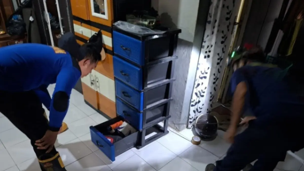 Animal Rescue Damkar Kobar mengevakuasi ular dari rumah warga Akasia Permai, Madurejo, Selasa 18 Agustus 2026. (Damkar Kobar)&nbsp;