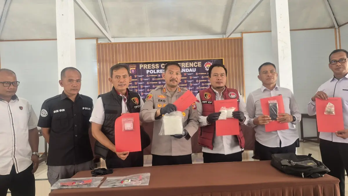 : Barang bukti 1,2 Kg lebih sabu dan sejumlah pil ekstasi, yang berhasil dicegat personel Polres Lamandau, saat dibawa dari wilayah Kalbar, baru-baru tadi.(ria/radarsampit)