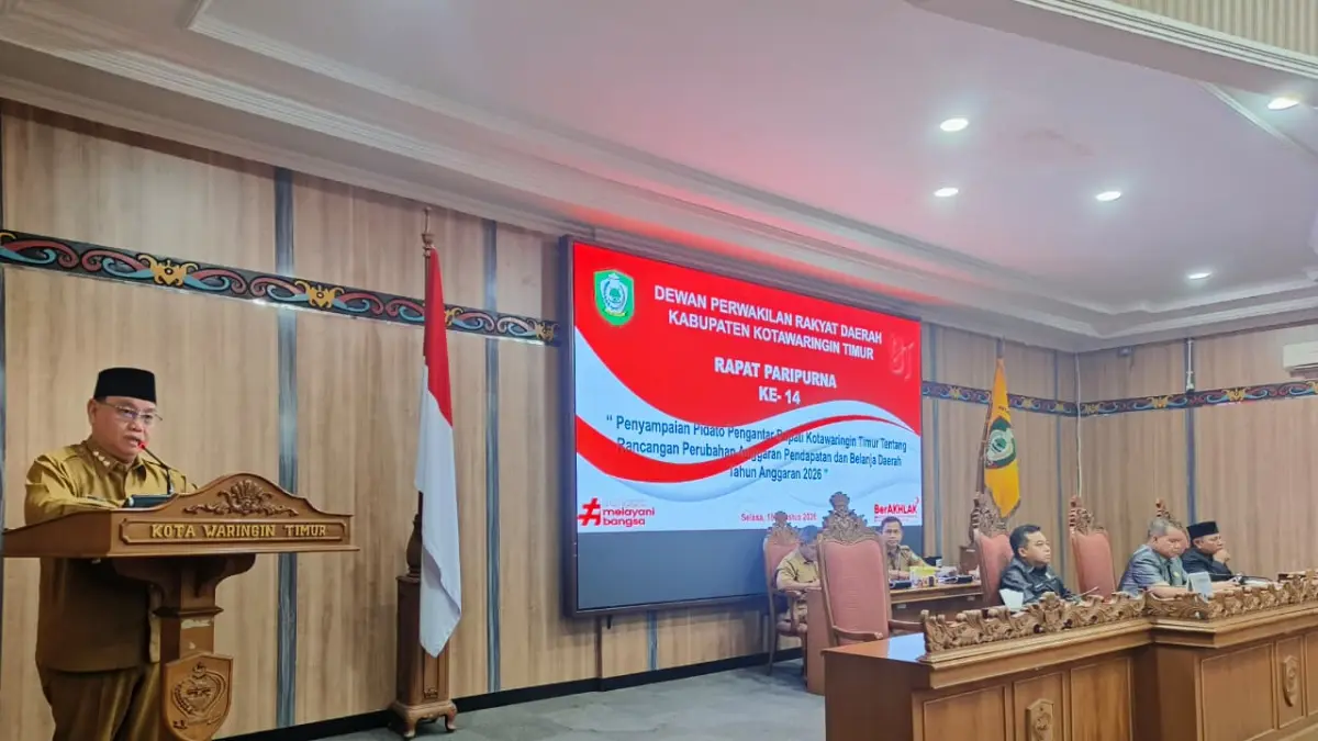 Bupati Kotim Halikinnor saat menyampaikan pidato pengantar Rancangan Peraturan Daerah tentang Perubahan APBD 2026 dalam Rapat Paripurna DPRD Kotim, Selasa (18/8).  (Akbar/Radar Sampit)