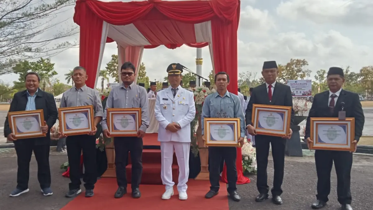 Bupati Sukamara Masduki bersama pihak perusahaan dan perbankan penerima penghargaan program CSR.&nbsp; (Fauziannur/Radar Sampit)