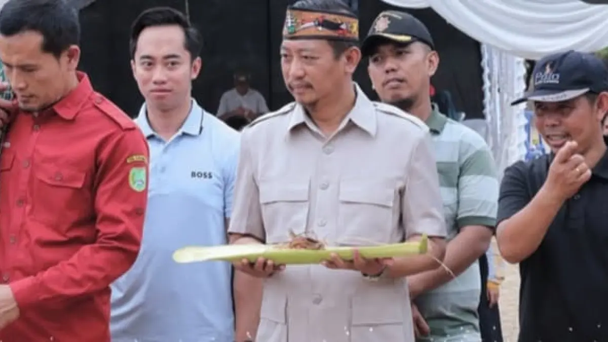 Bupati Sukamara Masduki mengikuti ritual tuba adat di Desa Jihing belum lama ini. (Fauziannur/Radar Sampit) 