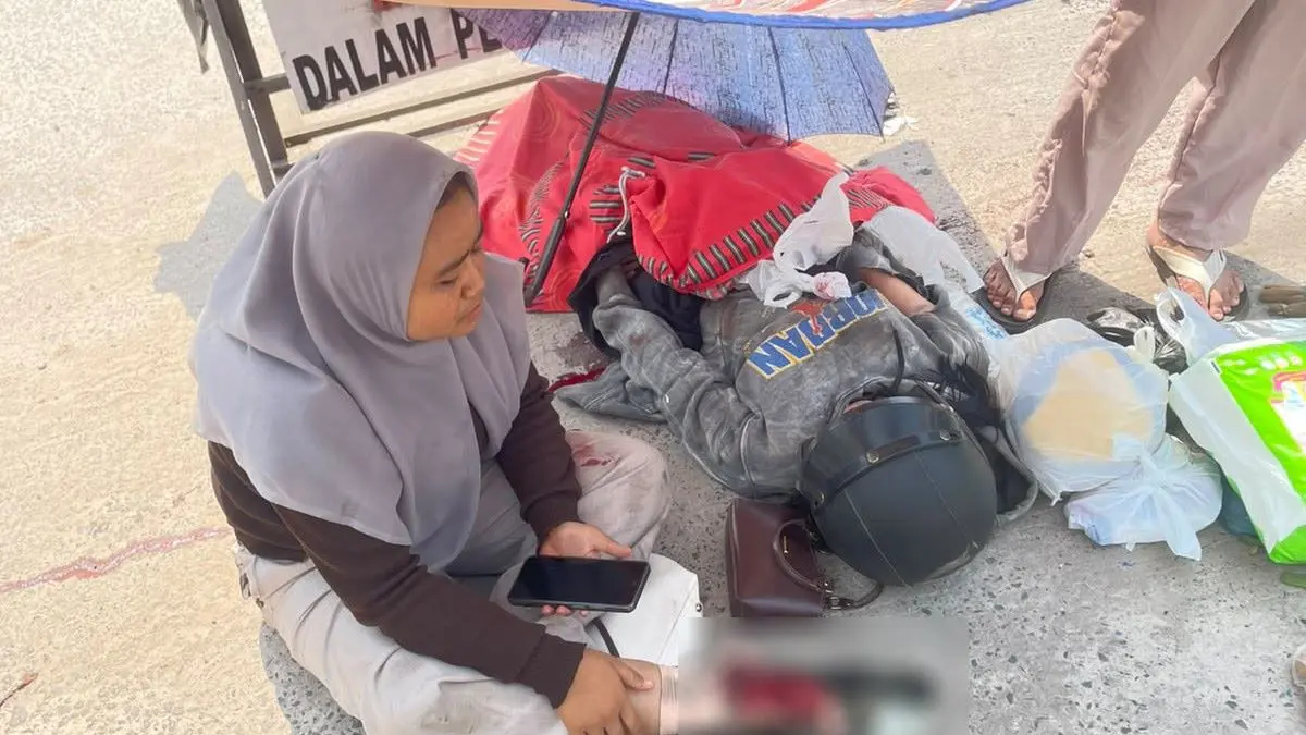 CELAKA : Dua wanita mengalami luka-luka setelah terlibat kecelakaan di Jalan Jenderal Sudirman, Sampit, Selasa (18/8/2026) siang. FOTO: IST/RADAR SAMPIT