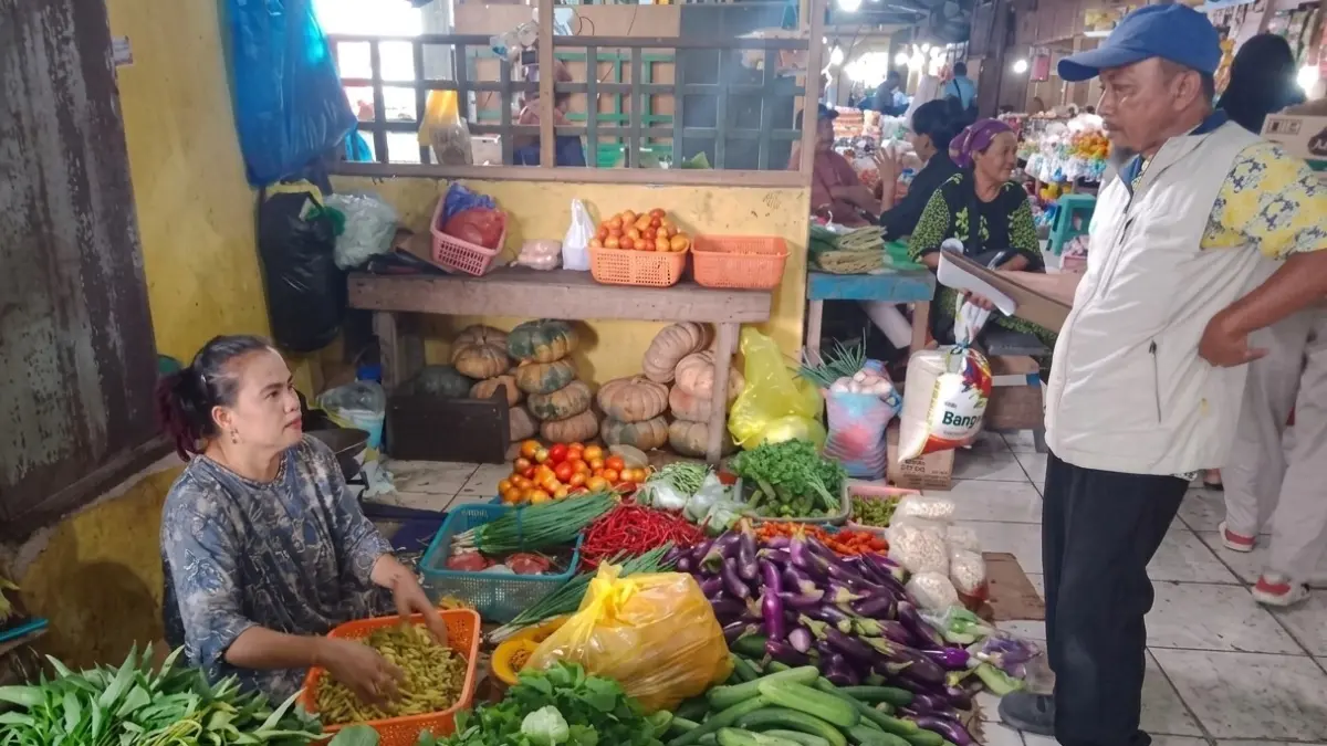 Disperindagkop UKM dan Pasar Kotawaringin Barat memantau perkembangan harga di Pasar Indrasari, Kelurahan Baru, Kecamatan Arut Selatan Kabupaten Kotawaringin Barat, belum lama ini. (ist)&nbsp;