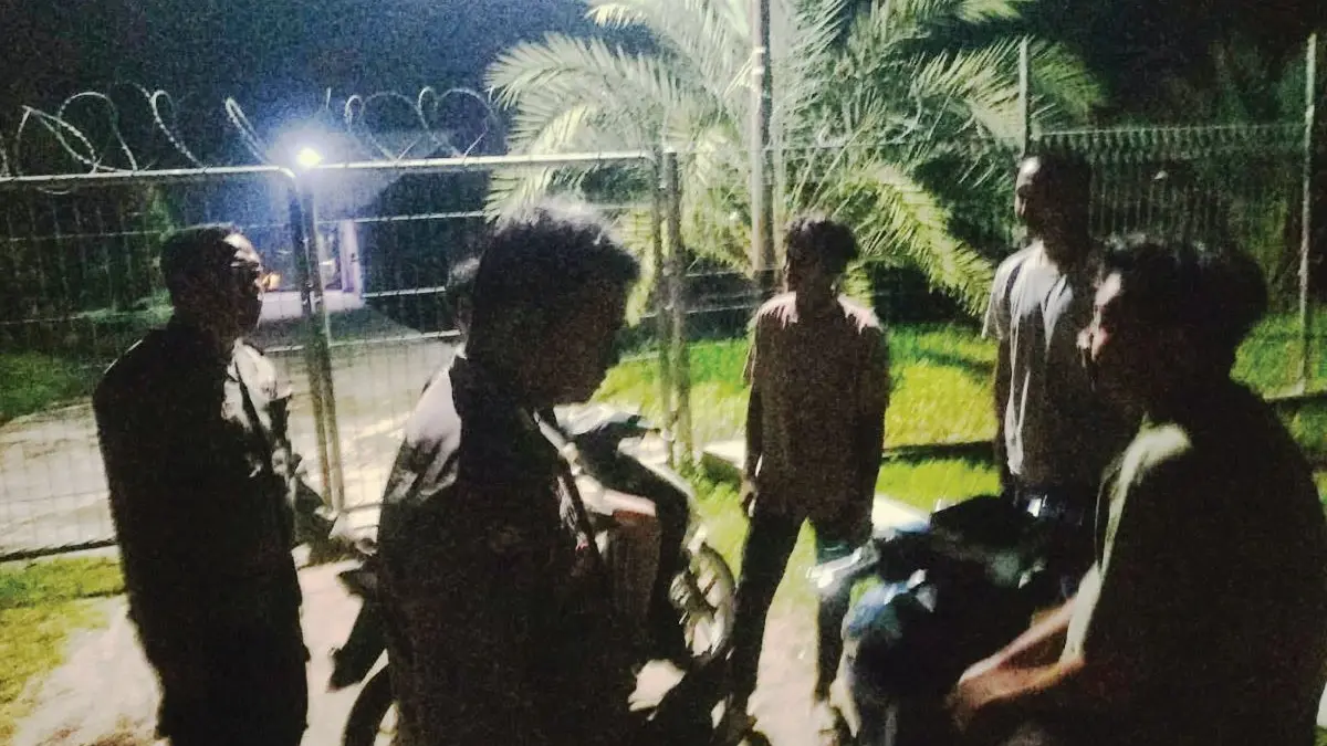 EDUKASI : Upaya mencegah aksi balapan liar yang meresahkan warga terus dilakukan Polsek Bukit Batu, jajaran Polresta Palangka Raya. FOTO: IST/RADAR  SAMPIT