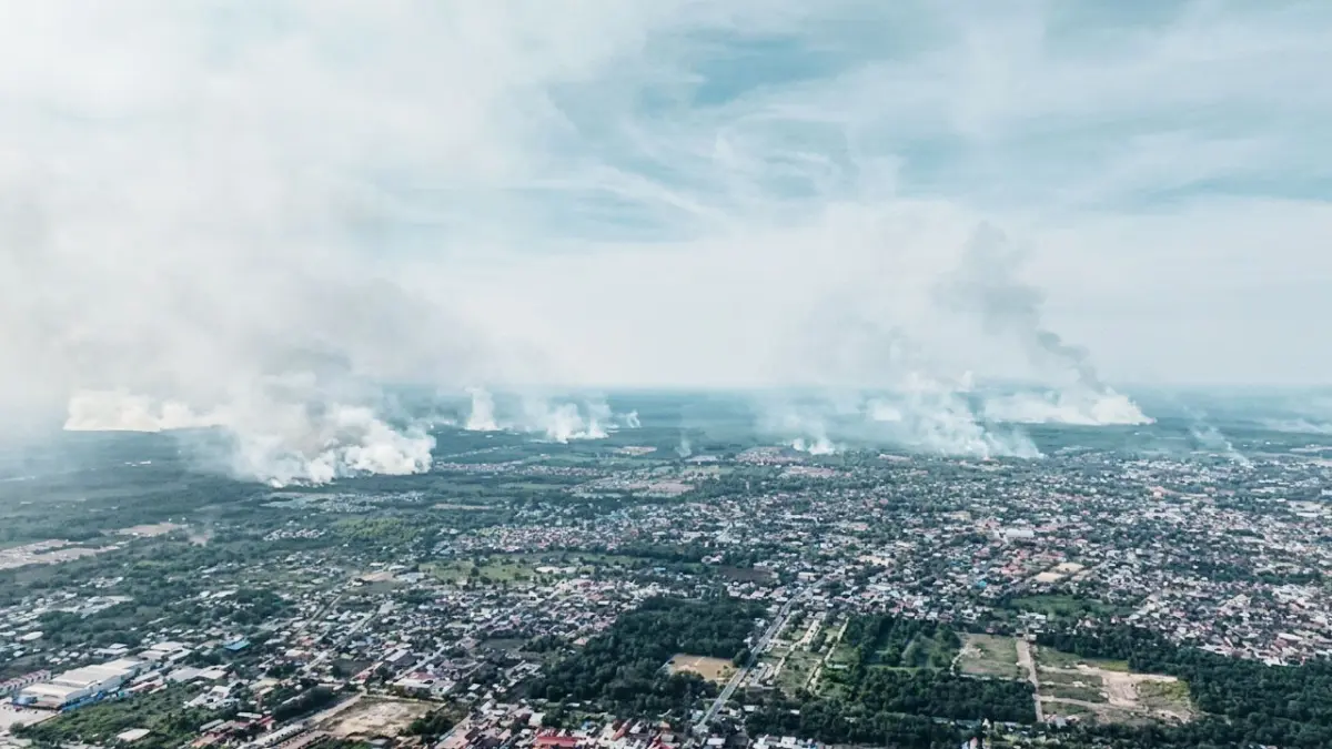 Kebakaran lahan yang terjadi di Sampit dalam waktu hampir bersamaan, Selasa (18/8/2026). (Istimewa/Radar Sampit)