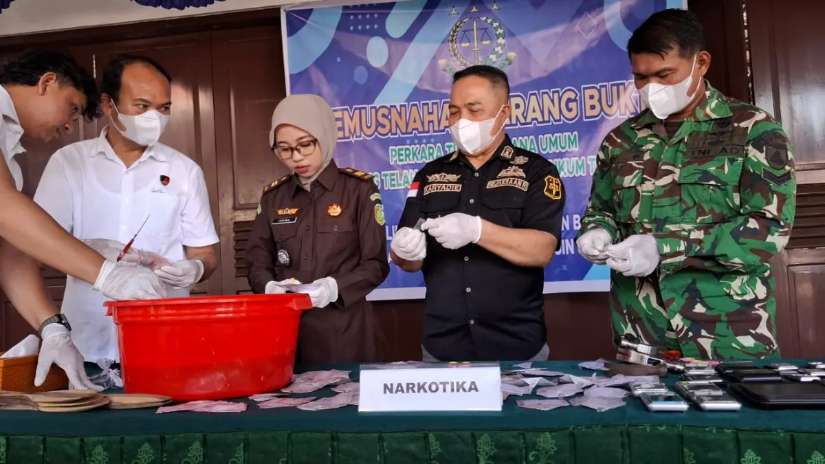 Kejaksaan Negeri Kotawaringin Timur (Kejari Kotim) memusnahkan barang bukti dari sejumlah perkara pidana, Rabu (19/8/2026). (Rado/Radar Sampit)