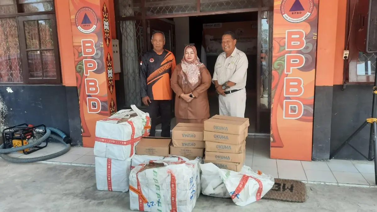 Kepala Bagian Humas Musirawas Group Ir Anwaryono menyerahkan bantuan 40 roll selang kepada Wakil Bupati Kotim Irawati didampingi Kepala BPBD Kotim Multazam, di Kantor BPBD Kotim, Selasa (18/8). (Siti Fauziah/Radar Sampit)