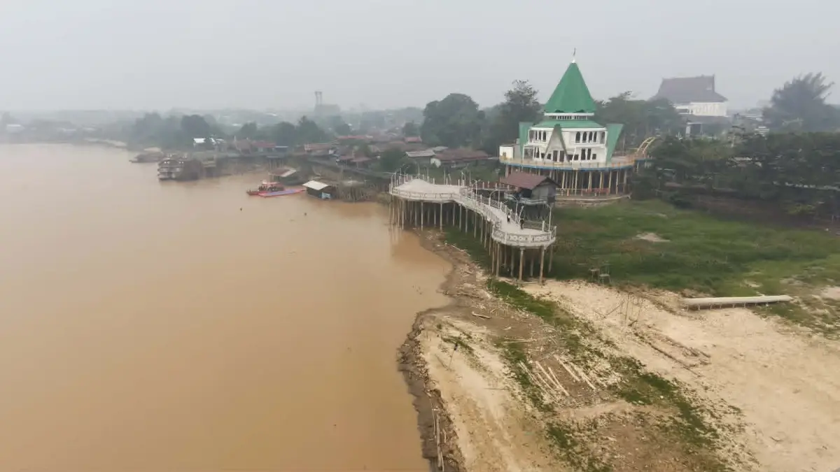 Kondisi Sungai Kahayan di Palangka Raya yang mengalami pendangkalan, sebagai dampak kemarau panjang 2026. (dodi/radarsampit)