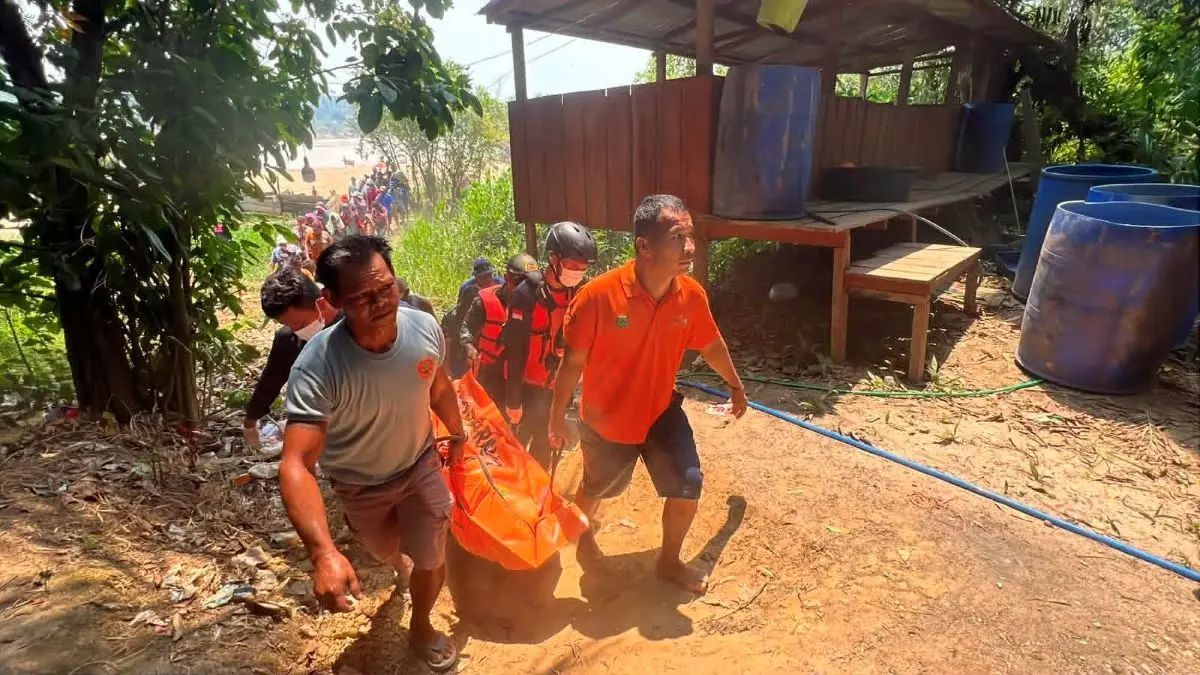 KORBAN TENGGELAM : Petugas mengevakuasi Tabur Kasih Zendrato, 19, yang tenggelam di Sungai Katingan, Desa Tewang Karangan, Kecamatan Pulau Malan, Kabupaten Katingan, Kalimantan Tengah, Rabu (19/8/2026) sekitar pukul 11.30 WIB. FOTO: IST/RADAR SAMPIT