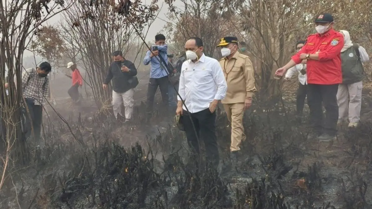 Menhut Raja Juli Antoni didampingi Gubernur Kalteng Agustiar Sabran dan lainnya memantau penanganan karhutla di kawasan Petuk Katimpun, Kota Palangka Raya, Rabu (19/8/2026). (ANTARA)