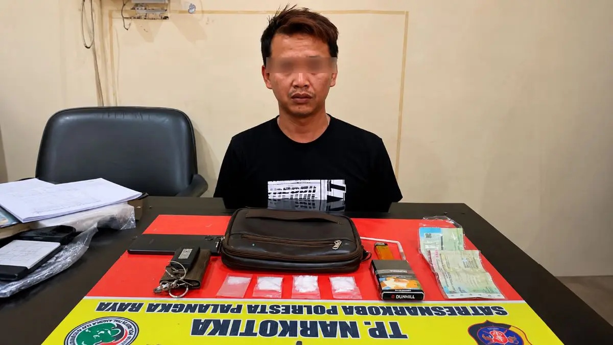 NARKOBA : Pelaku narkoba diamankan bersama barang bukti di Satresnarkoba Polresta Palangka Raya. FOTO: IST/RADAR SAMPIT