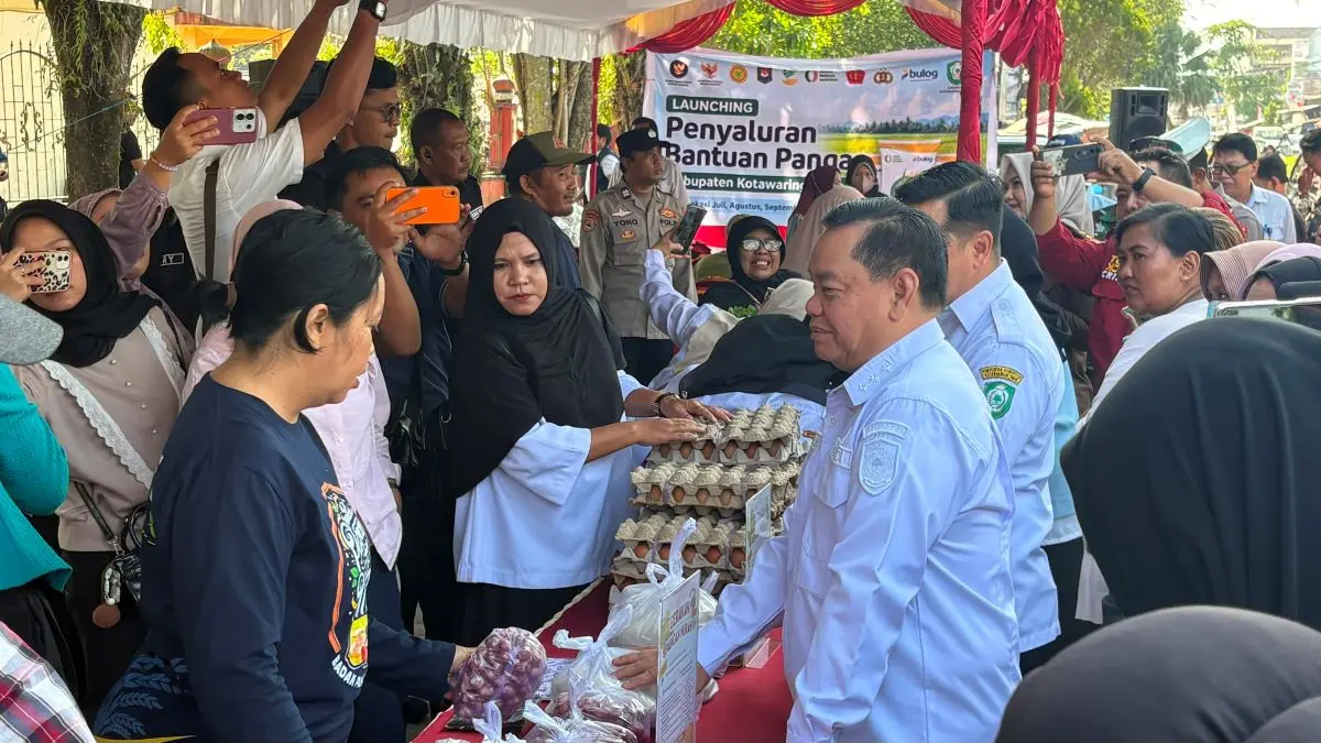 PANGAN MURAH: Bupati Kotim Halikinnor menghadiri kegiatan Gerakan Pangan Murah di Taman Kota Sampit, Rabu (19/8/2026). FOTO: YUNI/RADAR SAMPIT 