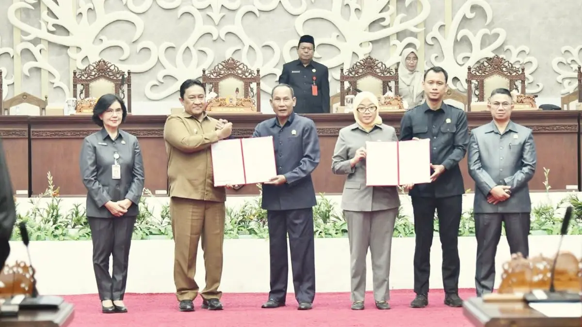 PARIPURNA: Unsur pimpinan DPRD Kalteng bersama Wakil Gubernur Kalteng menandatangani nota kesepakatan bersama KUA-PPAS APBD 2027, Selasa (18/8). FOTO: IST/RADAR SAMPIT