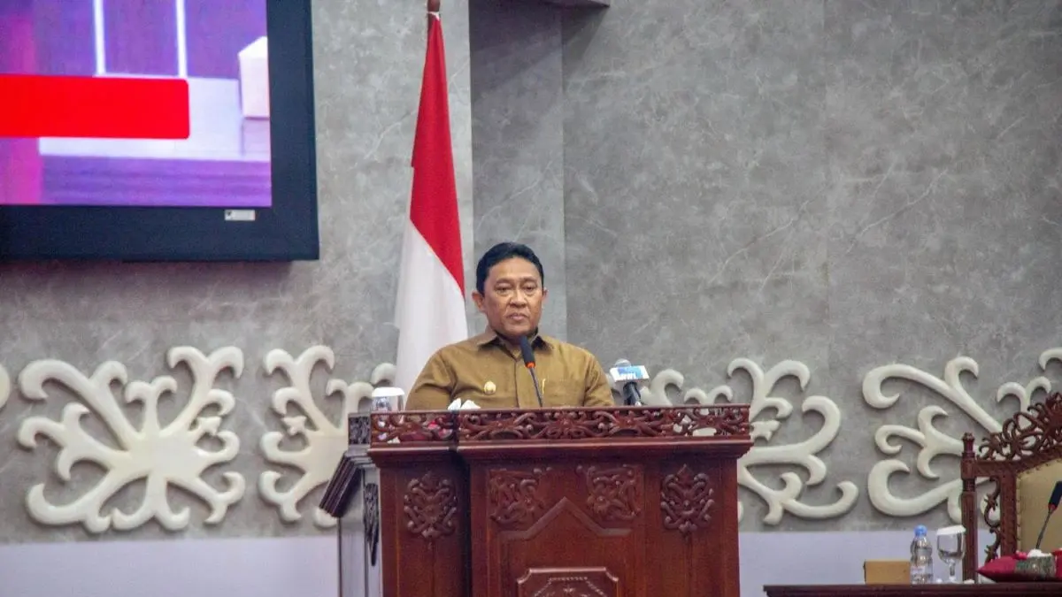 PARIPURNA: Wakil Gubernur Kalteng Edy Pratowo menyampaikan pidato pengantar pemerintah saat penandatanganan nota KUA-PPAS 2027. FOTO: MMC KALTENG/RADAR SAMPIT