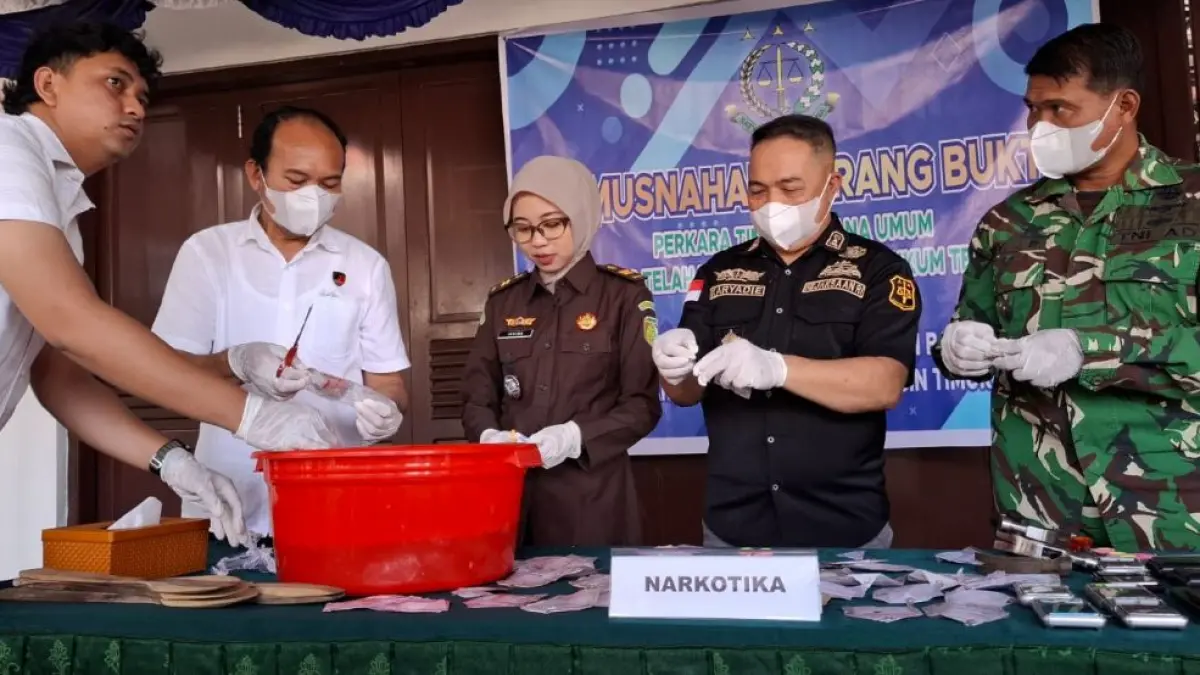 PEMUSNAHAN: Kejari Kotim memusnahkan barang bukti perkara pidana, Rabu (19/8/2026). FOTO: RADO, SH, Skom/RADAR SAMPIT