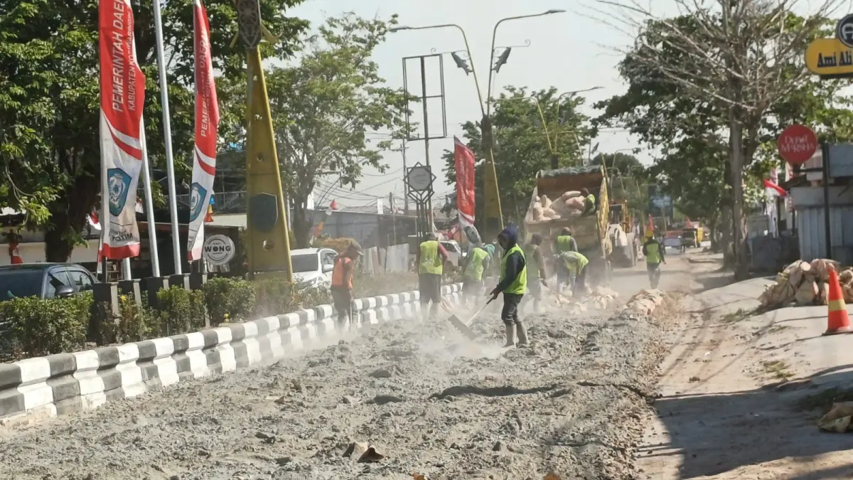 Peningkatan Jalan Tjilik Riwut dalam rangka mengurangi potensi genangan dan banjir di kawasan tersebut.  (Akbar/Radar Sampit)