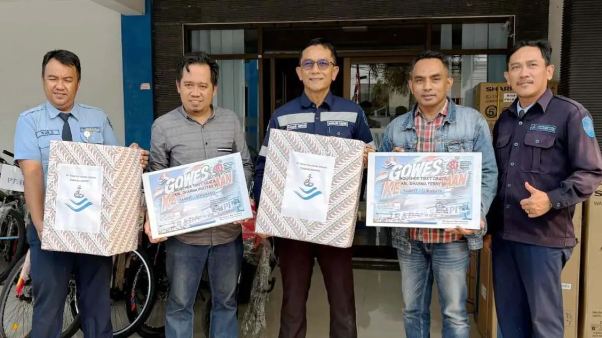 Penyerahan hadiah Gowes Kemerdekaan 2026 dari PT Dharma Lautan Utama (DLU). (yuni/radarsampit)