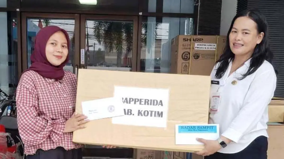 Penyerahan hadiah Gowes Kemerdekaan dari Badan Perencanaan Pembangunan, Riset dan Inovasi Daerah (BAPPERIDA) Kotim, Rabu (19/8). (Yuni/radarsampit)