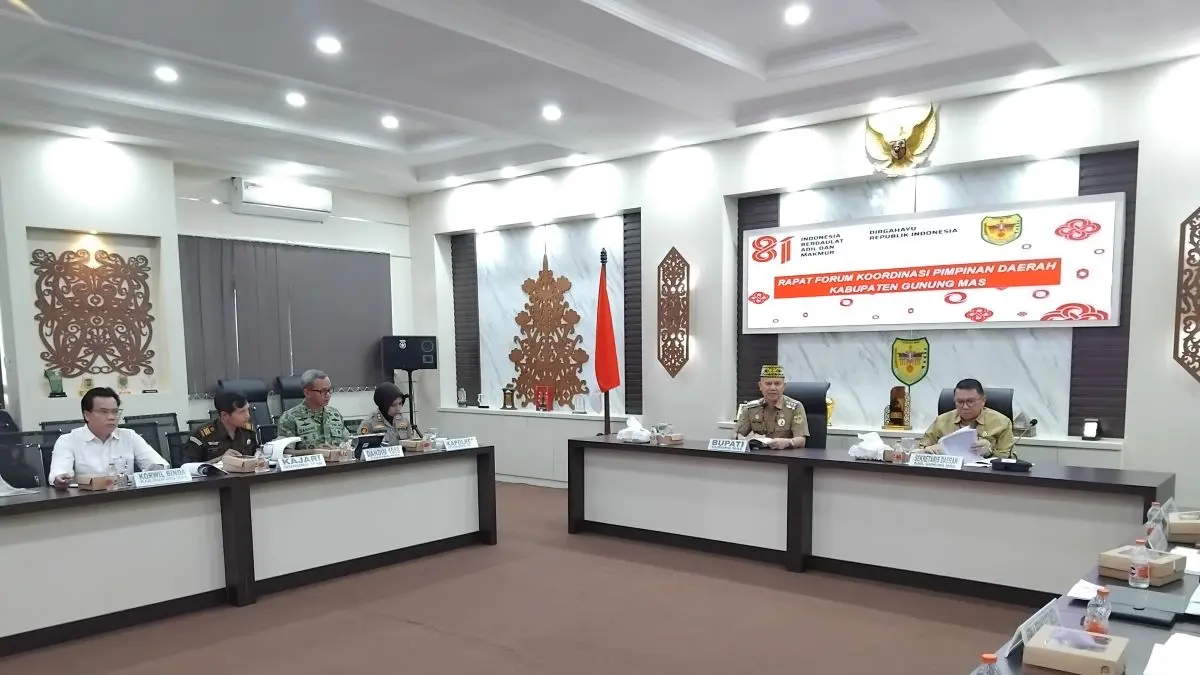 
RAKOR : Bupati Gumas Jaya Samaya Monong didampingi Sekda Richard, ketika memimpin rakor bencana Karhutla 2026, di ruang rapat lantai 1 kantor Bupati Gumas, Selasa (18/8/2026) sore. FOTO : ARHAM SAID/RADAR SAMPIT
