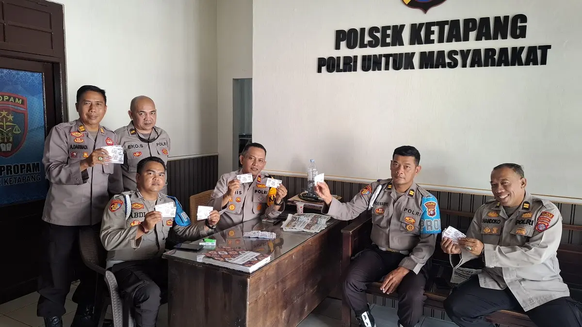 Semangat : Kapolsek Ketapang AKP Anis dan jajaran saat mendaftarkan diri ikut serta Gowes Kemerdekaan Radar Sampit, Rabu (19/8/2026) (Fahry/Radar Sampit)
