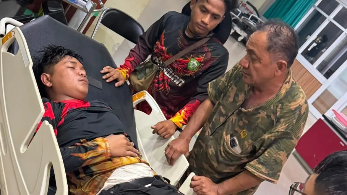 Seorang relawan, Rizky Mubarak dilarikan ke RSUD dr Murjani Sampit lantaran kelelahan dan sesak napas terpapar Asap. (Camat MB Ketapang Irpansyah)