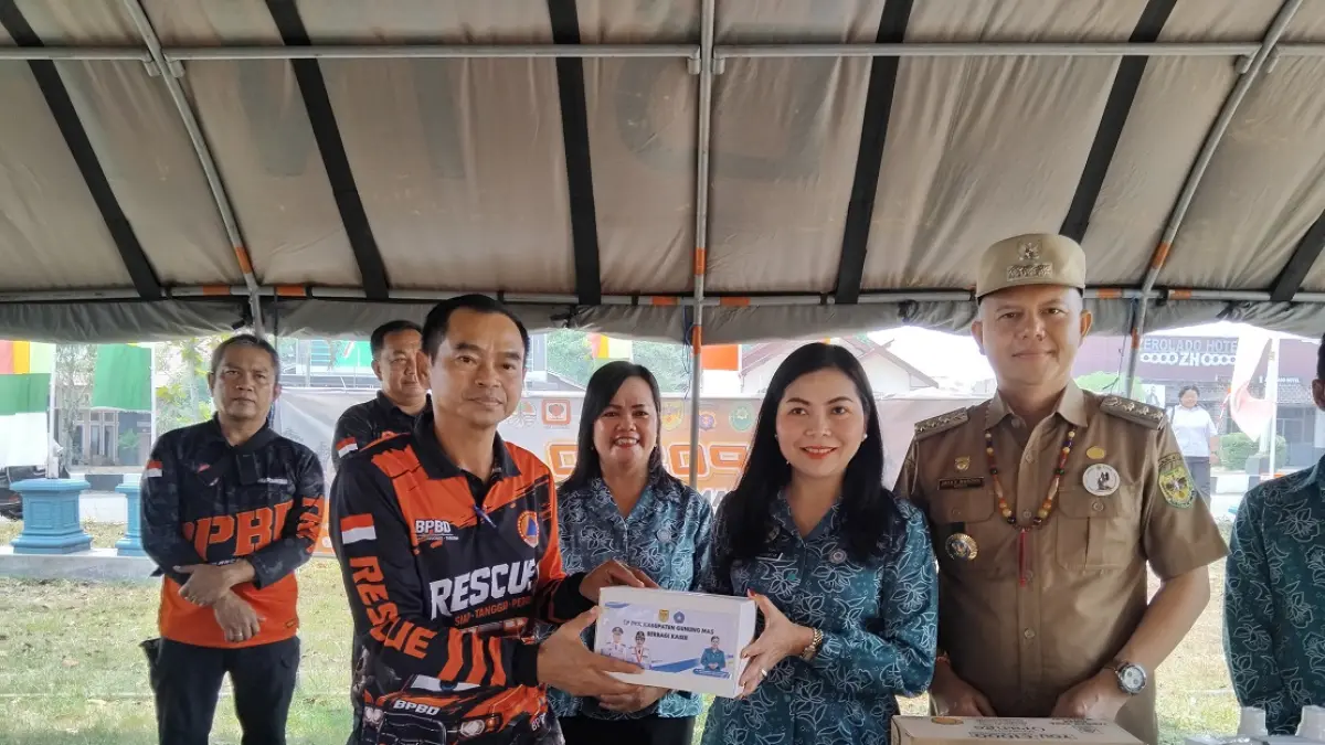 Suasana penyerahan bantuan vitamin dan suplemen kepada petugas di posko gabungan siaga karhutla, di halaman kantor BPBD setempat, Selasa (18/8).&nbsp; (Arham Said/Radar Sampit)&nbsp;