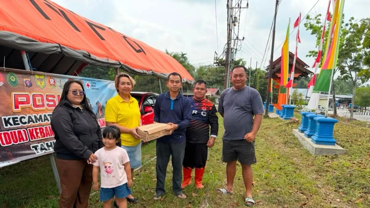 Anggota DPRD Kabupaten Gumas Iceu Purnamasari (baju kuning) ketika memberi bantuan kepada petugas posko siaga karhutla, pekan lalu.(istimewa/iceu)