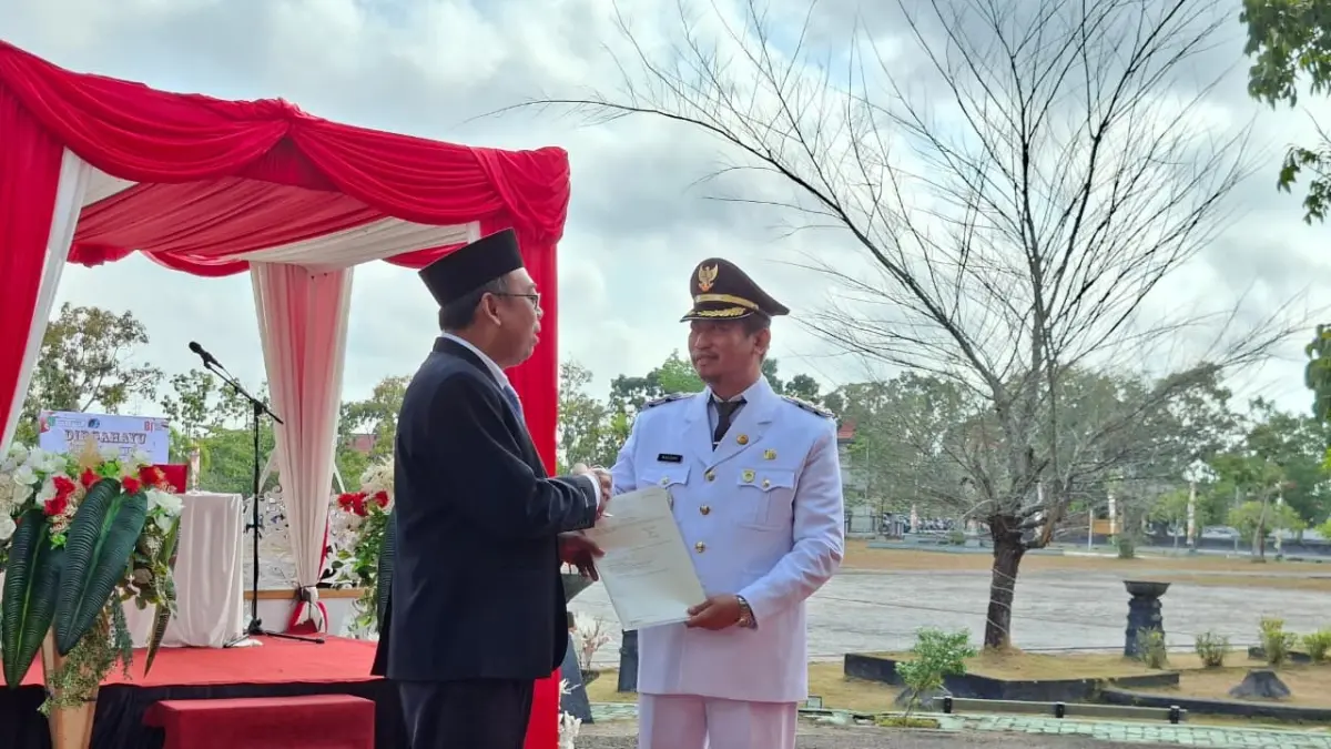 Bupati Sukamara Masduki saat menerima sertifikat aset daerah dari&nbsp;&nbsp;BPN. (Fauziannur/Radar Sampit)&nbsp;