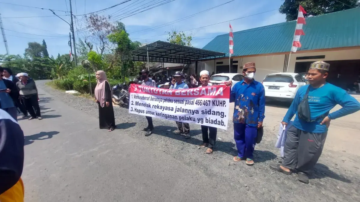 DIKAWAL: Ratusan massa menyampaikan aspirasi di depan Pengadilan Negeri Barito Kuala, Rabu (19/8/2026). Aksi terkait vonis Ahmad Yani dalam kasus penganiayaan Guru Husin Kaderi itu mendapat pengawalan ketat aparat kepolisian.  (Maulana/Radar Banjarmasin)