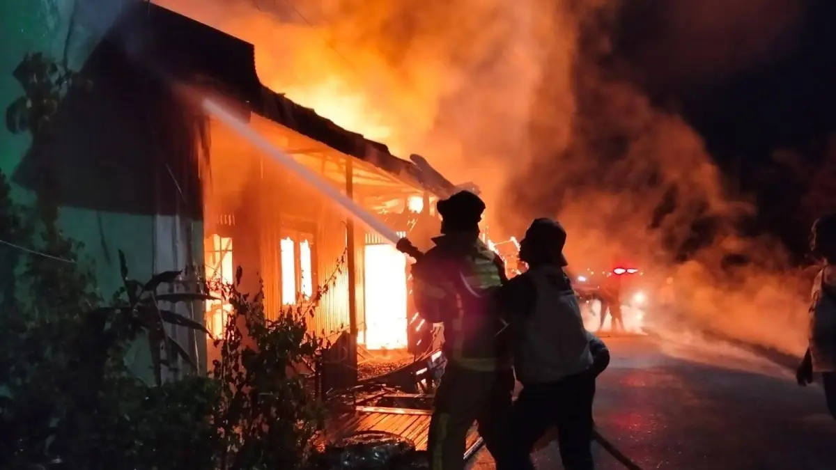 Dua kebakaran di dua lokasi yang berbeda kurang dari 24 jam berhasil dipadamkan Dinas Pemadam Kebakaran dan Penyelamatan Kabupaten Kotawaringin Barat, Rabu 19 Agustus 2026. (Ist)&nbsp;