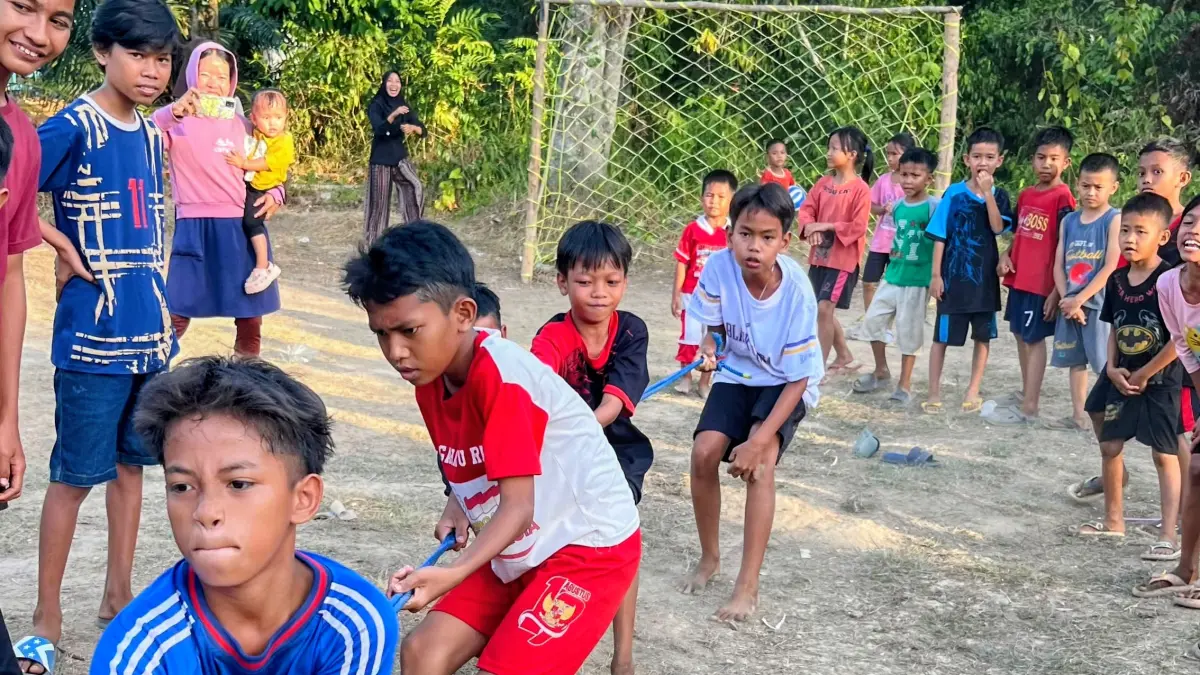 Ekspresi anak-anak di Desa Bagendang Permai,saat mengikuti lomba dalam rangka memeriahkan HUT ke 81 Kemerdekaan RI, Rabu (19/8).(joy/radarsampit)