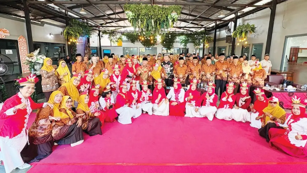 FOTO BERSAMA: Syukuran dalam rangka memperingati HUT ke-81 Kemerdekaan Republik Indonesia dan HUT ke-64 PWRI Tahun 2026, Kamis (20/8/2026). FOTO: YUNI/RADAR SAMPIT 