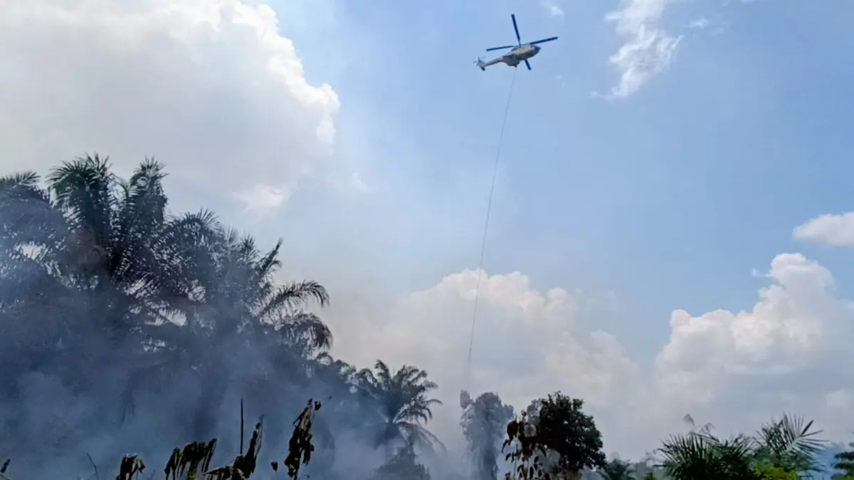 Helikopter water bombing saat menjatuhkan air di titik karhutla di wilayah Jalan Metro TV Sampit, Kamis (20/8/2026). (Usay Nor Rahmad/Radar Sampit)&nbsp;