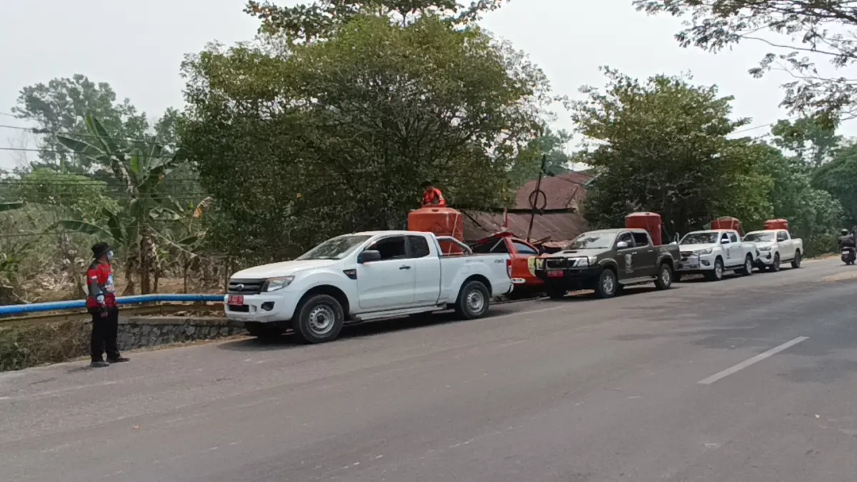 Jejeran kendaraan OPD mengisi air di Sungai Mentawa, Jalan HM Arsyad, air ini akan disuplai ke unit pemadam kebakaran untuk memadamkan karhutla, Kamis (20/8/2026). (Usay Nor Rahmad/Radar Sampit)