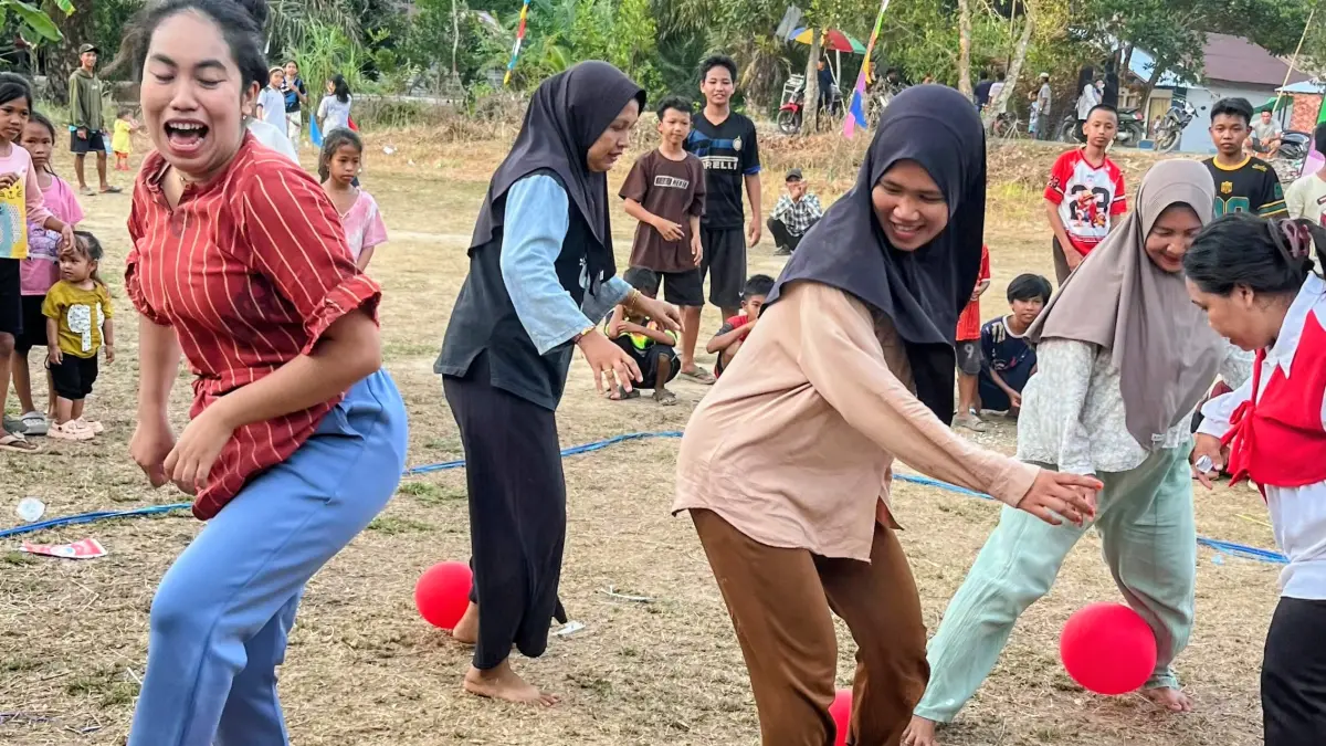 Kalangan ibu rumah tangga di Desa Bagendang Permai, saat lomba HUT ke 81 Kemerdekaan RI. (joy/radarsampit)