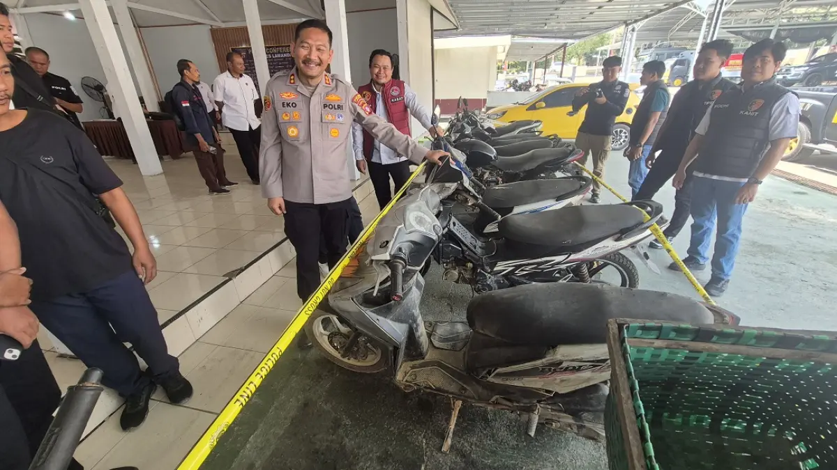 Kapolres Lamandau AKBP Eko Yusmiarto menyampaikan pengungkapan kasus curanmor dalam konferensi pers di Mapolres Lamandau, Rabu (19/8). (Ria/Radar Sampit)