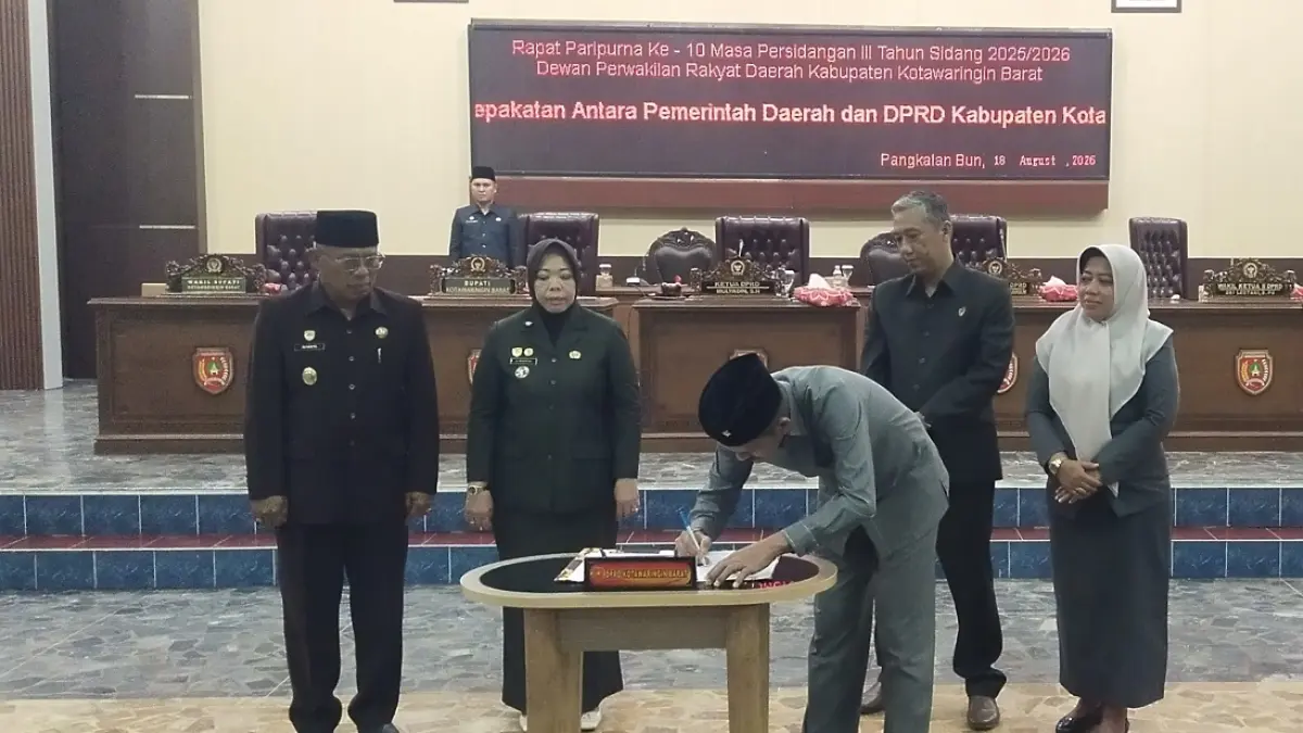 Ketua DPRD Kotawaringin Barat Mulyadin menandatangani kesepakatan perubahan KUA PPAS APBD 2026. (Syamsudin/Radar Sampit)&nbsp;